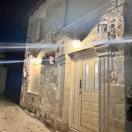 πέτρινη οικία με εσωτερικό τζάκι Skalanion